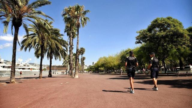 Dos agentes de policía transitan por la zona del puerto, donde se suelen colocar manteros / GUARDIA URBANA