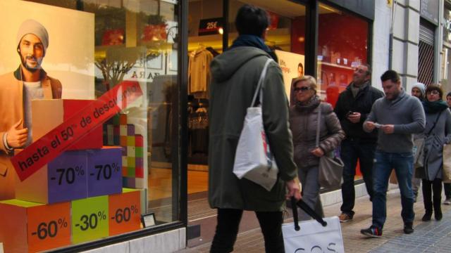 Los españoles saldrán de la actual crisis con casi la misma renta per cápita que hace 16 años / EFE