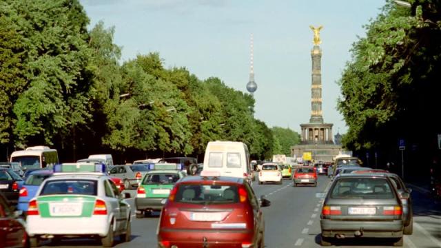 Imagen de una calle de Berlín con intenso tráfico