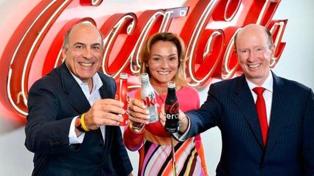 Sol Daurella (c), presidenta de Coca-Cola European Partners, junto a directivos de la firma / EFE