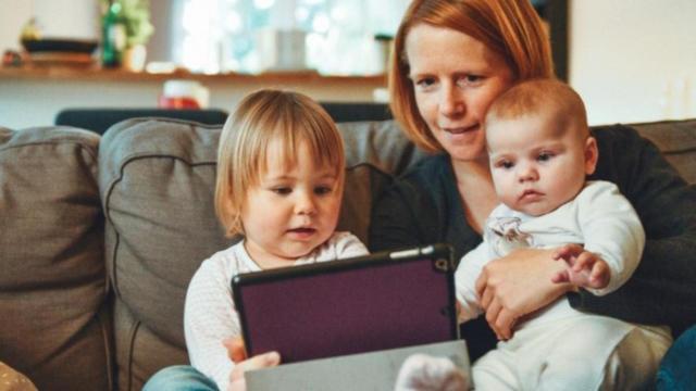 Madre con sus hijos haciendo una videollamada con Papá Noel / Alexander Dummer en UNSPLASH