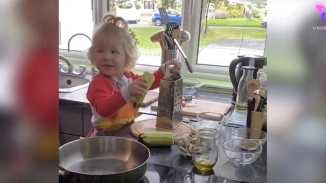 El pequeño Sylvester preparando una lasaña / YOUTUBE