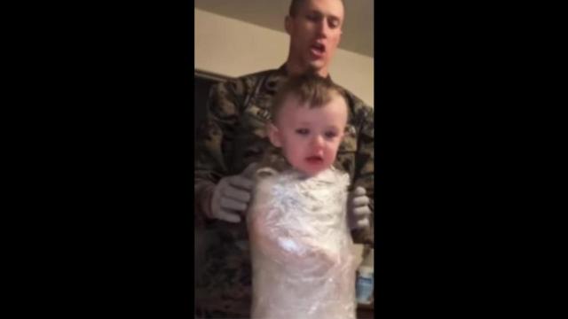 El 'influencer' con su bebé envuelto en plástico / TIKTOK