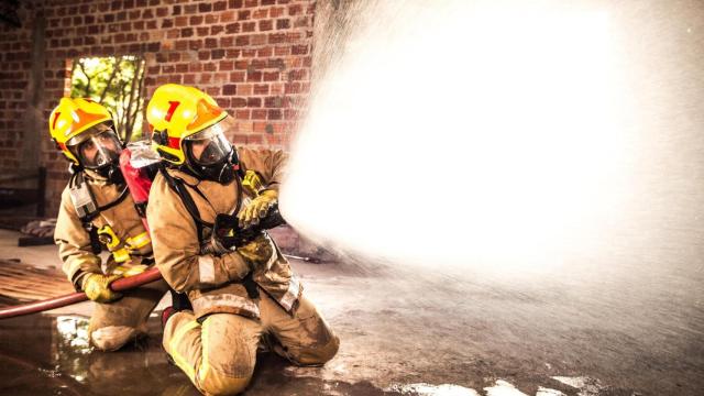 Bomberos sofocando un incendio en el interior de una casa / CG