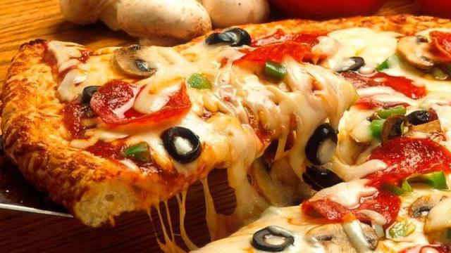 Una foto de archivo de una comida preparada, la pizza congelada