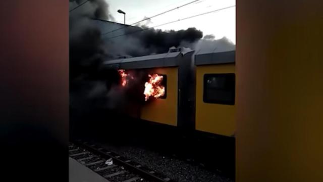 Una foto del tren en llamas entrando en la estación
