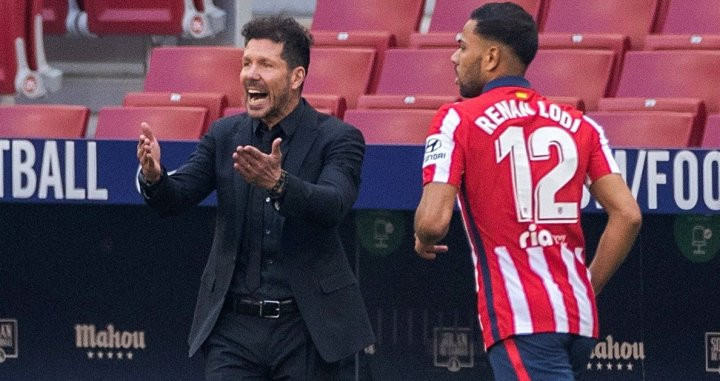 Simeone dando órdenes a su equipo junto a Renan Lodi, en una imagen de archivo / EFE
