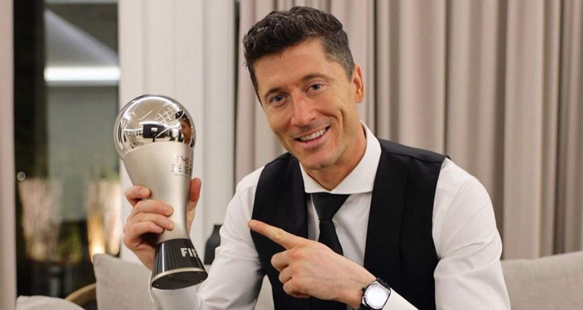 Robert Lewandowski, posando con el premio The Best de la FIFA / Redes