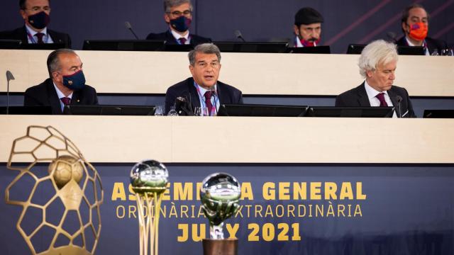 Joan Laporta preside junto al secretario Cubells la asamblea de compromisarios correspondiente al ejercicio 2019-2020 / FCB