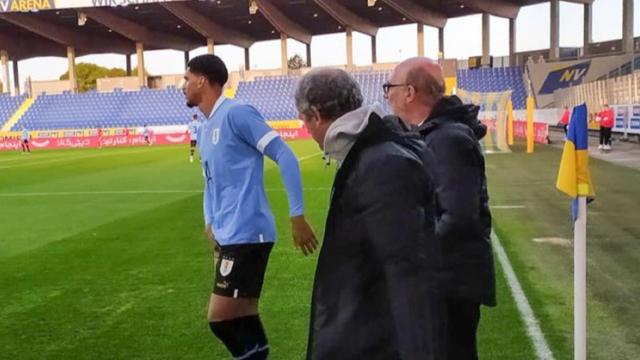 Ronald Araujo, junto al profe Ortega, sale lesionado de un amistoso / Redes