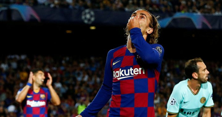 Griezmann lamentándose con Luis Suárez al fondo / EFE