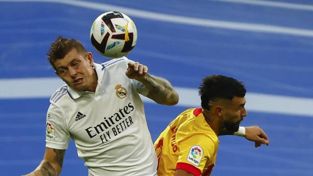 La disputa de balón entre Toni Kroos y Valentín Castellanos / EFE