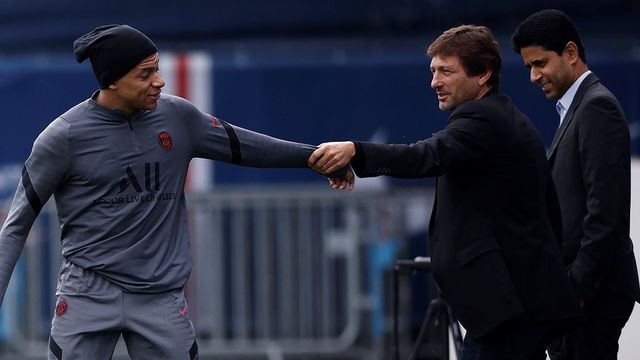 Mbappé, saludando a Leonardo y Al Khelaifi, en un entreno del PSG / EFE
