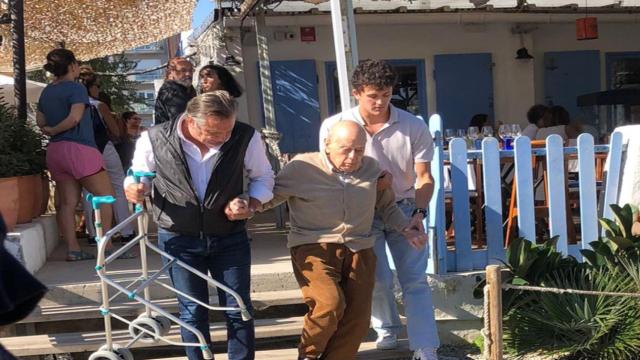 El expresidente de la Generalitat, Jordi Pujol, reaparece en un restaurante de Badalona tras el ictus / CG
