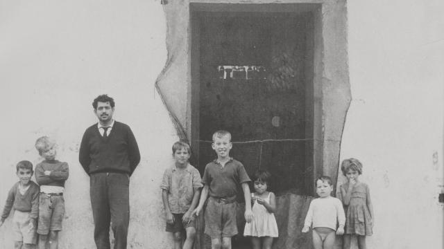 Escena callejera con niños en el asentamiento chabolista de El Zapal (Barbate, Andalucía) / ALBERT RIPOLL GUSPI