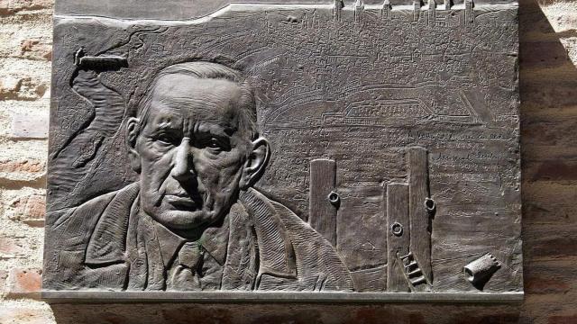 Placa a Miguel Delibes en la Calle Santiago de Valladolid