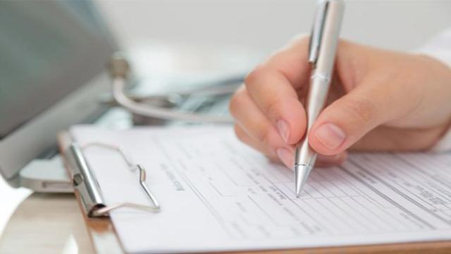 Mano con bolígrafo / CG