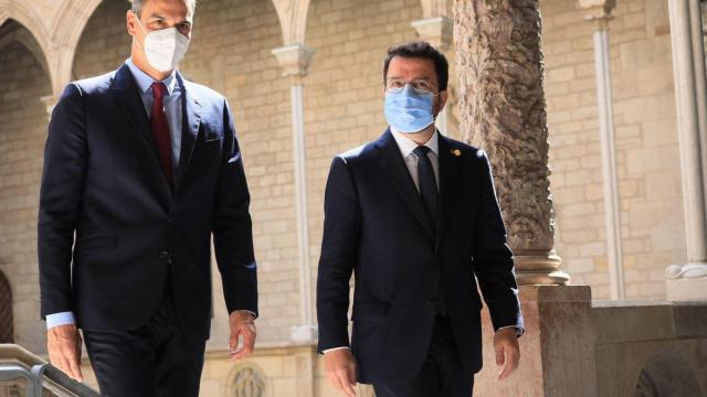 Pedro Sánchez (i) y Pere Aragonès (d) en el Palau de la Generalitat, donde se han contratado a 125 personas para 'gestionar' los Next Generation / GENCAT