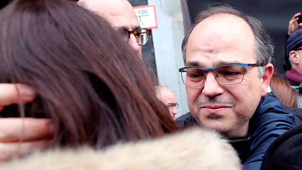Turull llora antes de entrar en el Supremo para conocer si entra en prisión. EEUU tampoco compra el discurso de los presos políticos / EFE