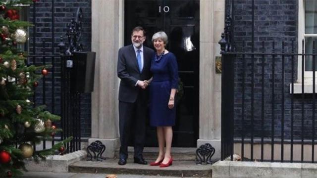 May ratifica a Rajoy su apoyo a la Constitución frente al desafío secesionista catalán