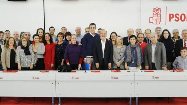 Eduardo Madina, coordinador de la ponencia marco del PSOE, junto a un grupo de dirigentes socialistas / PSOE
