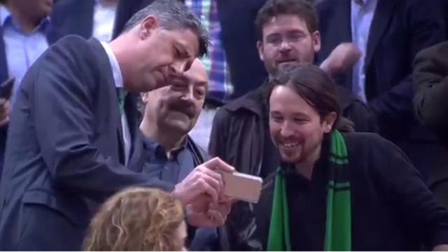 Xavier García Albiol (PP) muestra su móvil a Pablo Iglesias (Podemos) ante la mirada del líder podemita en Cataluña, Albano Dante Fachin, en la pista de la 'Penya' / CG
