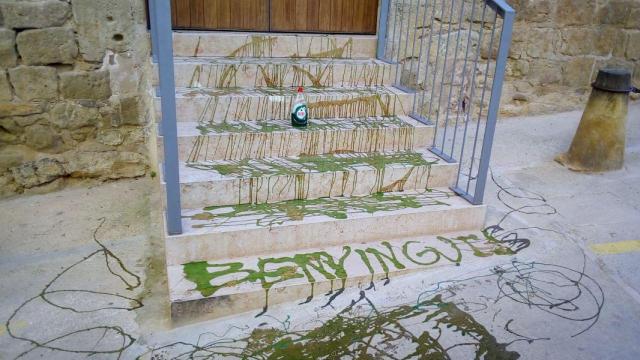 Fairy en las escaleras de un local en Gandesa / SOCIETAT CIVIL CATALANA