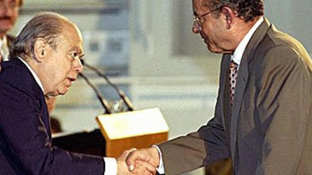 El ex presidente de la Generalidad Jordi Pujol (CDC) entregando la Cruz de Sant Jordi de 1999 a Fèlix Millet