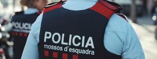 Agentes de los Mossos d'Esquadra: un hombre fue detenido con una furgoneta robada en Sabadell / MOSSOS
