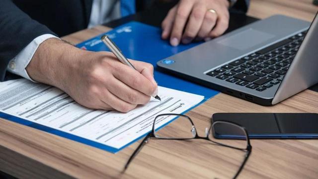 Un abogado cumplimenta partes médicos de sus clientes / PIXABAY