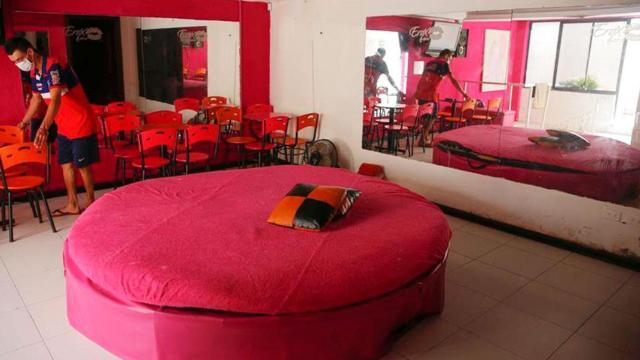 Imagen de un club de alterne vacío en plena limpieza / EFE