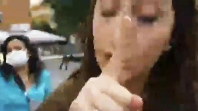 El incidente ante el hotel Isla Cristina de Mataró, donde el Govern reubicó a los exmenas atacados en Premià de Mar / CG