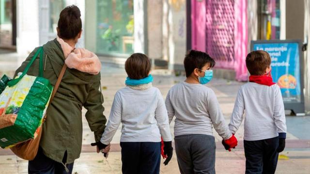 Tres niños acompañan a su madre a la compra durante el estado de alarma / EFE