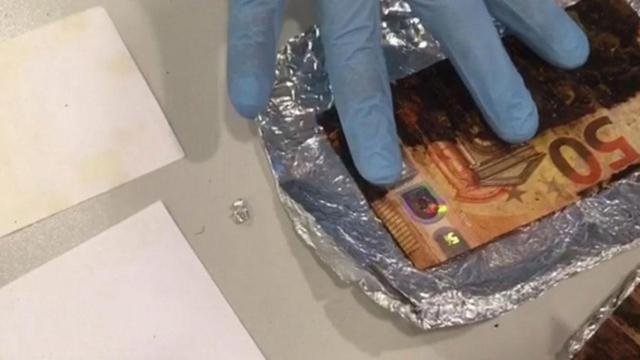 Agentes de Mossos manipulan los billetes tintados / MOSSOS D'ESQUADRA