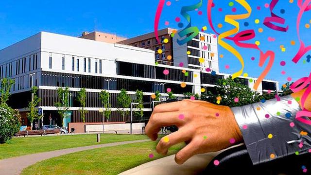 Un chico atado en una silla con cinta adhesiva y la fachada del Hospital Parc Taulí de Sabadell / FOTOMONTAJE DE CG