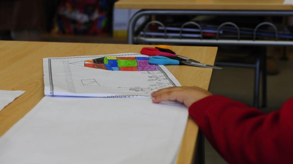 Pupitre de un alumno en el aula