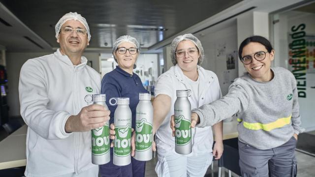 Empleados de Chovi y sus botellas personalizadas