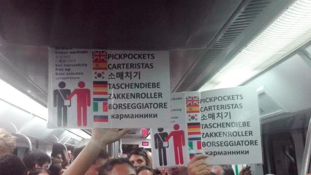 Cartel de aviso de carteristas que utilizan las patrullas ciudadanas para informar a los pasajeros del metro de Barcelona / CG