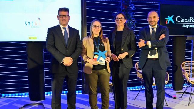 De izquierda a derecha: Josep Maria González, director territorial de Caixabank en Cataluña; Sara Toledano, directora general de Sycai Medical; Maria Alsina, directora territorial de Caixabank en Barcelona, y Alberto Moratiel, relaciones institucionales de ENISA / CEDIDA
