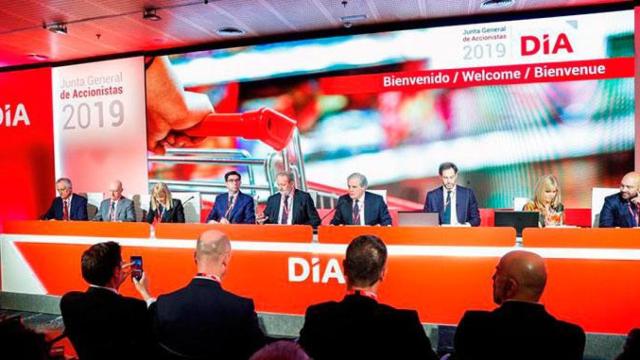 El vicepresidente de Dia, Richard Golding (4d), interviene durante la junta de accionistas de este miércoles / EFE