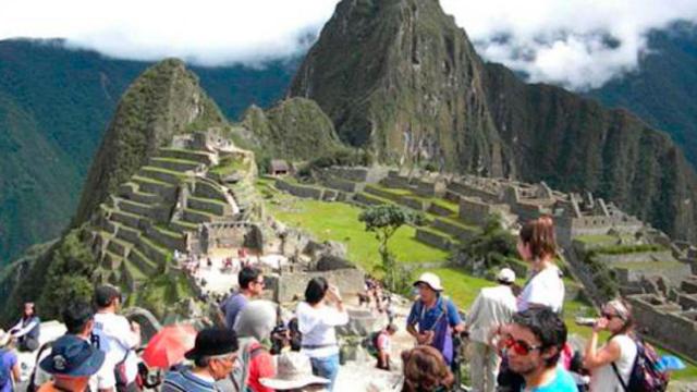 Imagen del poblado andino Macchu Pichu copado de turistas / EFE