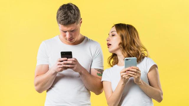Una mujer espía el móvil de su novio / FREEPIK