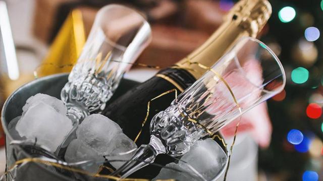 Una botella de uno de los mejores cavas catalanes con dos copas / UNSPLASH