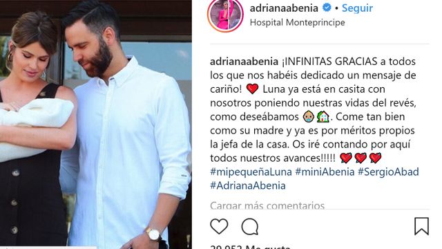 Adriana Abenia junto a su marido e hijo