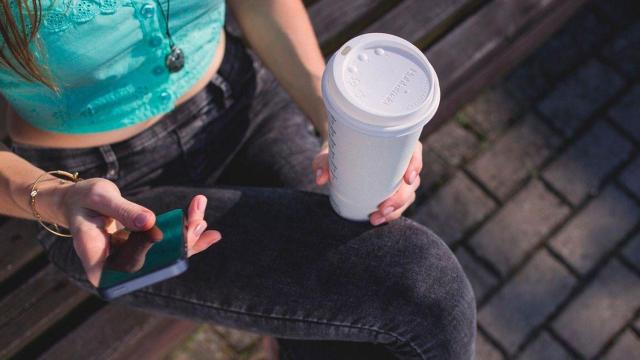 Una mujer sujeta un café para llevar / PIXABAY