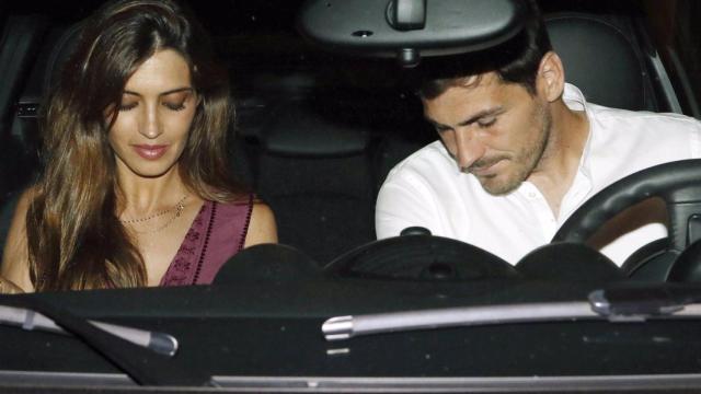 Sara Carbonero e Iker Casillas, en el interior de su coche / EP