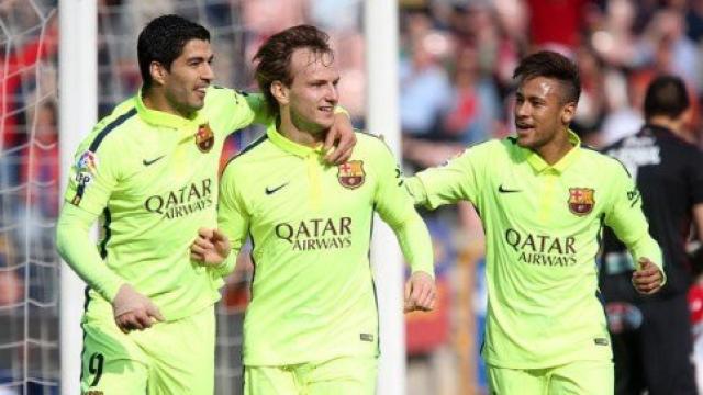 Suárez, Rakitic y Neymar celebran un gol del Barça en Granada / EFE
