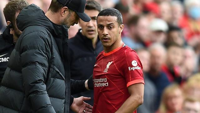 Klopp conversa con Thiago Alcántara, exjugador del Barça, en un partido del Liverpool / EFE