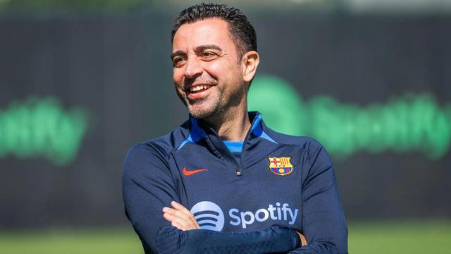 Xavi Hernández muestra su mejor sonrisa en el entrenamiento del Barça antes del parón / FCB
