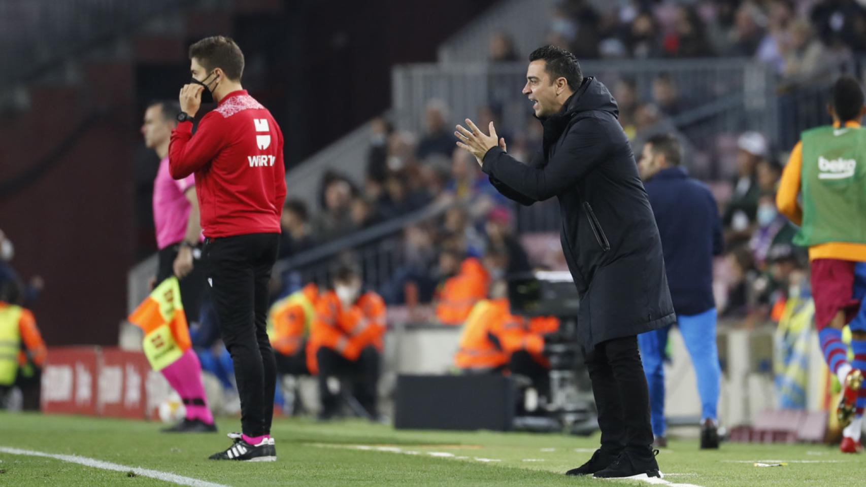 Xavi Hernández, dando indicaciones durante el Barça Cádiz / EFE